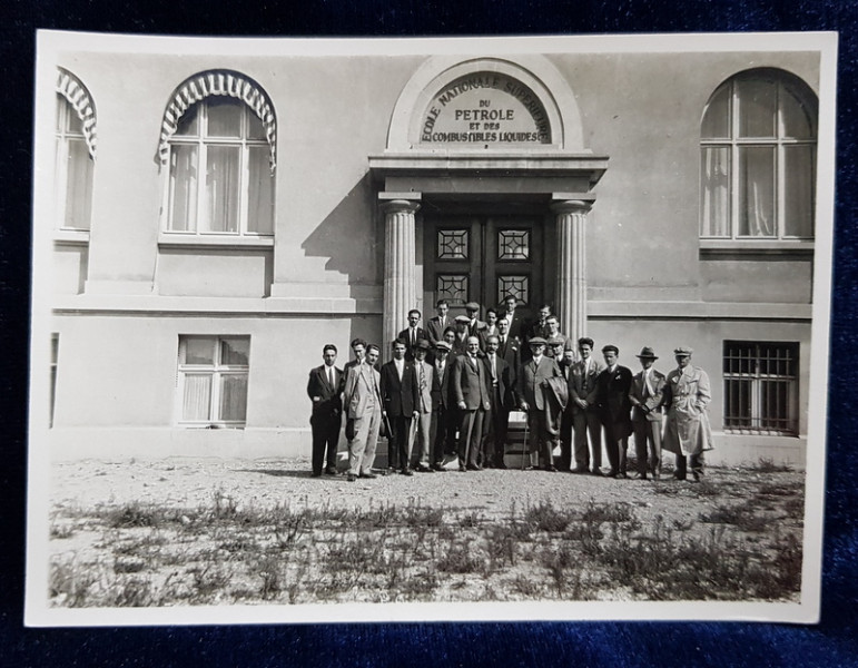 GRUP DE STUDENTI IN FATA SCOLII NATIONALE DE PETROL SI COMBUSTIBILI LICHIZI DIN STRASBOURG , FOTOGRAFIE , MONOCROMA , DATATA 1928