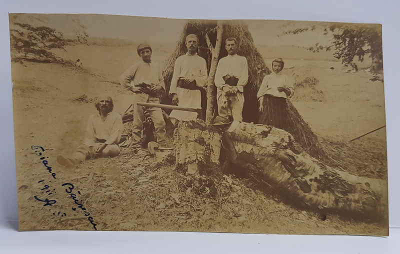 GRUP DE TARANI LANGA UN ADAPOST IN POIANA BAISESCU , CARTE POSTALA ILUSTRATA , MONOCROMA, NECIRCULATA , DATATA 1911