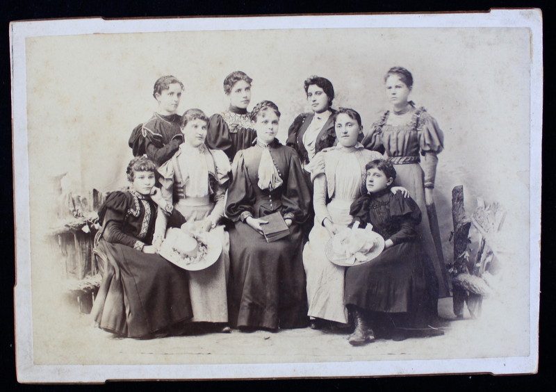 GRUP DE TINERE POZAND IN STUDIO , FOTOGRAFIE TIP CABINET , LIPITA PE CARTON , PE HARTIE LUCIOASA , CCA.  1900