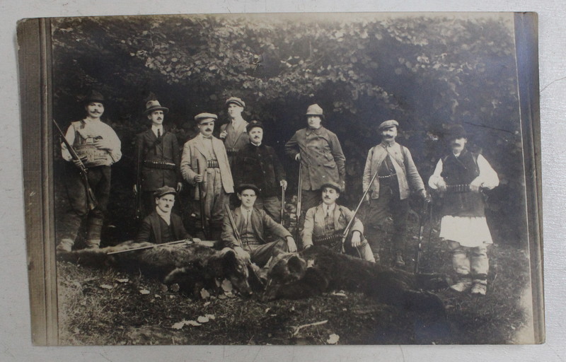 GRUP DE VANATORI POZAND LANGA TROFEE ( URSI ) , FOTOGRAFIE TIP CARTE POSTALA , MONOCROMA, NECIRCULATA , PERIOADA INTERBELICA