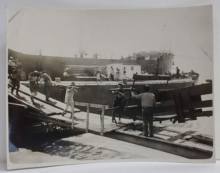 HAMALI DESCARCAND FIER IN PORTUL BRAILA , FOTOGRAFIE INTERBELICA