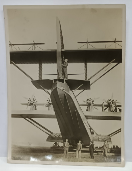 HIDROAVION CU SASE MOTOARE , LA SOL , LA INSPECTIA TEHNICA , FOTOGRAFIE , PERIOADA INTERBELICA