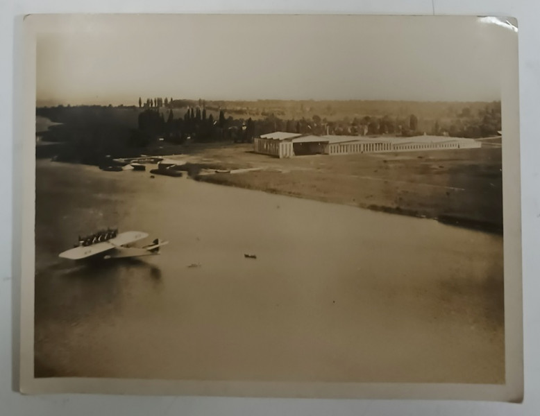 HIDROAVION PE LAC , IN PLAN INDEPARTAT HANGARELE UNUI AERODROM , FOTOGRAFIE , PERIOADA  INTERBELICA