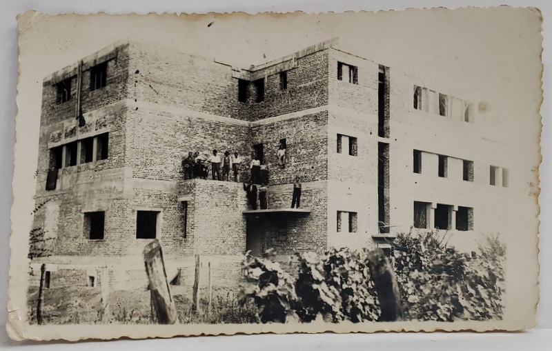 HUSI ,MUNCITORI IN CONSTRUCTII , FOTOGRAFIE DE GRUP PE O CLADIRE LA ROSU , 1937