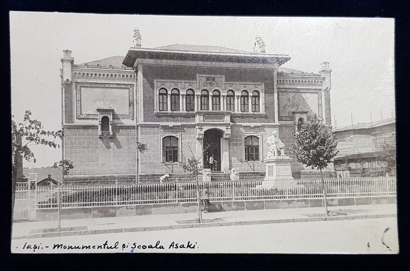 IASI  - MONUMENTUL SI SCOALA GHEORGHE ASACHI , FOTOGRAFIE TIP CARTE POSTALA , MONOCROMA , INCEPUT DE SECOL XX