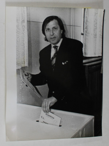 ILIE NASTASE VOTAND LA ALEGERILE LOCALE , FOTOGRAFIE ,  ANII '90