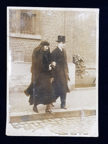IMPARATEASA  ZITA A AUSTRIEI SI PRINTUL OTTO , PARTICPAND LA FUNERARIILE REGELUI ALBERT AL BELGIEI , FOTOGRAFIE DE PRESA , DATATA 1934 , PREZINTA EXFOLIERI SI URME DE UZURA *