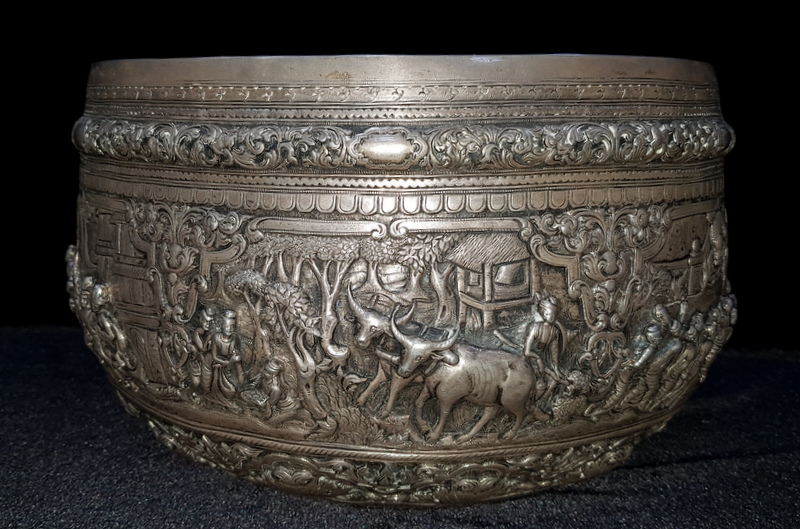 IMPRESIONANT BOL DIN ARGINT , BIRMANIA , SFARSIT DE SECOL XIX. Fine Repoussed Silver Bowl, Burma