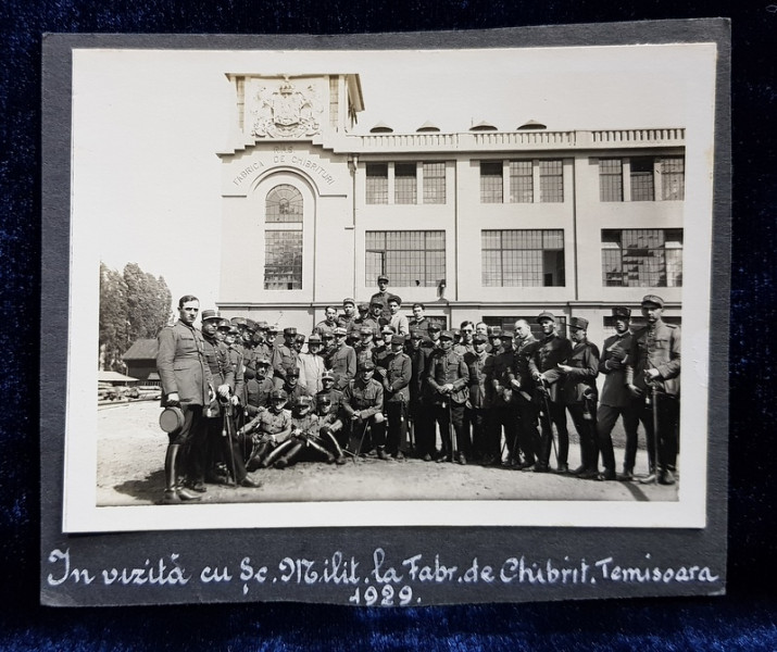 IN VIZITA CU SCOALA MILITARA LA FABRICA DE CHIBRITURI TIMISOARA , FOTOGRAFIE DE GRUP , MONOCROMA, PRINSA PE CARTON , DATATA 1929
