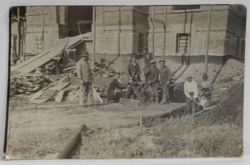 INSTALATORI SI MUNCITORI IN CONSTRUCTII , HUNEDOARA , FOTOGRAFIE DE GRUP , LANGA O CLADIRE PUBLICA , IN CONSTRUCTIE , FORMAT CARTE POSTALA , 1936