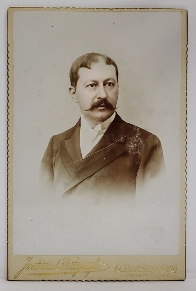 INSTITUTUL FOTOGRAFIC TURNU - SEVERIN , BARBAT CU MUSTATA IN FURCULITA , FOTOGRAFIE CABINET , SFARSITUL SEC. XIX