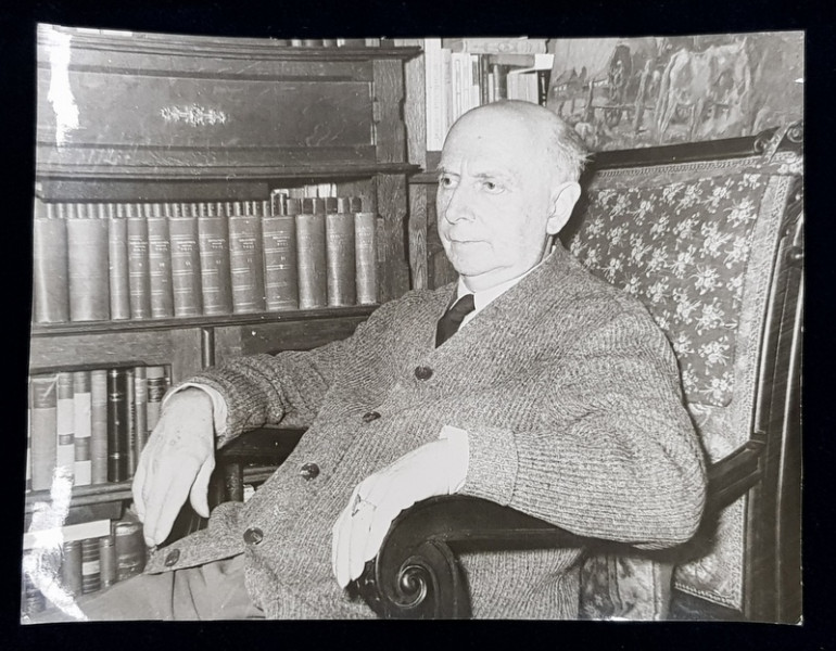 INTELECTUAL , POZAND IN FOTOLIU , IN BIROUL  DE LUCRU , FOTOGRAFIE MONOCROMA, PE HARTIE LUCIOASA , DATATA 1968