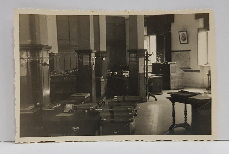 INTERIORUL UNUI BIROU PENTRU FUNCTIONARI , FOTOGRAFIE MONOCROMA, PERIOADA INTERBELICA , COLTUL DIN DREAPTA JOS INDOIT *