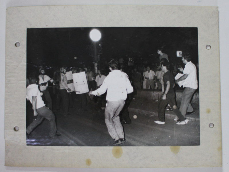 INTERVENTIE A JANDARMILOR IN ZONA PIETEI UNIVERSITATII , FOTOGRAFIE , APRILIE - MAI , 1990