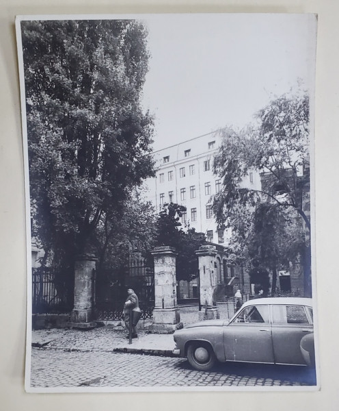 INTRAREA BISERICII '' SFANTUL ANTONIE - CURTEA VECHE '' , BUCURESTI , FOTOGRAFIE , ANII '60 - ' 70