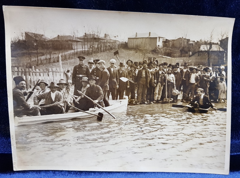 INUNDATIE IN COMUNA OSTROV - CONSTANTA , ECHIPE VENITE IN AJUTORUL SINISTRATILOR , FOTOGRAFIE de IOSIF BERMAN , PERIOADA INTERBELICA