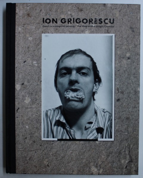 ION GRIGORESCU - OMUL CU O SINGURA CAMERA / THE MAN WITH A SINGLE CAMERA , editata de ALINA SERBAN , EDITIE IN ROMANA SI ENGLEZA , 2013, SEMNATURA *
