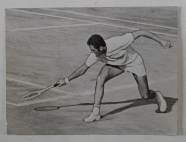 ION TIRIAC  EVOLUAND INTR- UN MECI DE TENIS , FOTOGRAFIE DE PRESA , 28.APRILIE 1968