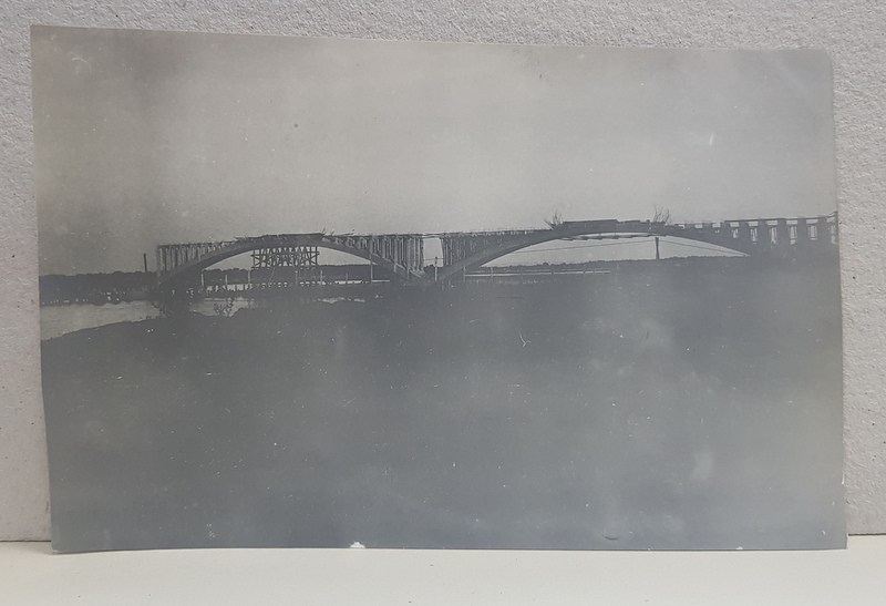 IZBICENI - POD IN CONSTRUCTIE  PESTE RAUL OLT , FOTOGRAFIE MONOCROMA, DATATA PE VERSO 1914
