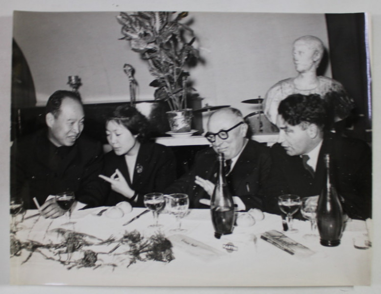 JACQUES DUCLOS DISCUTAND CU REPREZENTANTUL CHINEI , LA MASA , CONGRESUL AL VIII - LEA AL P.C.I. , FOTOGRAFIE DE PRESA , ROMA , 1956