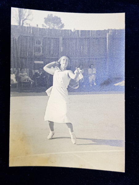 JUCATOARE DE TENIS , SERVIND , FOTOGRAFIE MONOCROMA , CU OCAZIA CEFERIADEI 1940