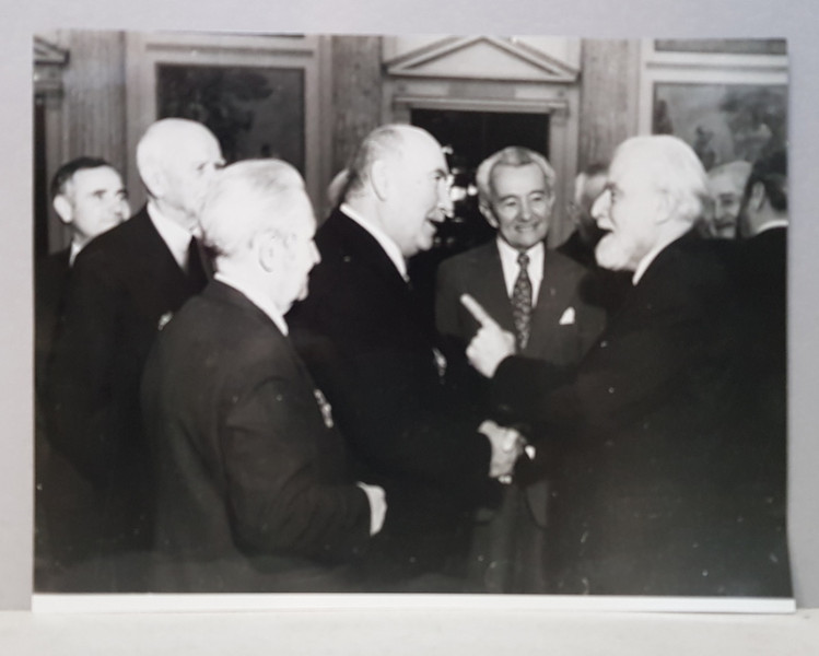 LA DECORAREA UNOR FOSTI PARTICIPANTI LA MAREA ADUNAREA DE LA 1 DEC. 1918  DE LA ALBA IULIA , FOTGRAFIE , DATATA 2 DECEMBRIE , 1972