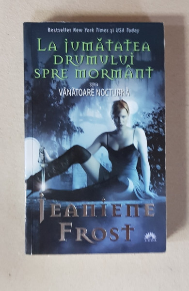 LA JUMATATEA DRUMULUI SPRE MORMANT - SERIA VANATOARE NOCTURNA de JEANIENE FROST , 2012