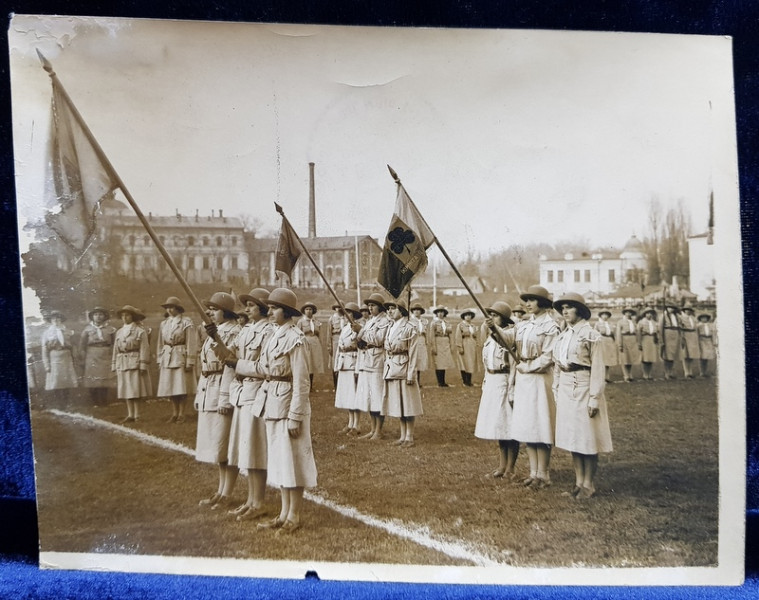 LA JURAMANTUL CERCETASELOR , FOTOGRAFIE DE IOSIF BERMAN  , DESTINATA UNUI ZIAR ROMANESC , PERIOADA INTERBELICA