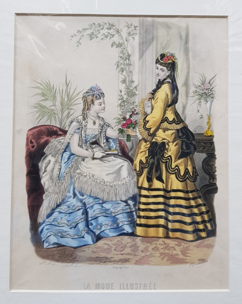 LA  MODE ILLUSTREE , GRAVURA COLORATA MANUAL , DOUA DOAMNE IN ROCHIE ALBA SI GALBENA , PENTRU JURNAL  DE MODA , DATATA 1870