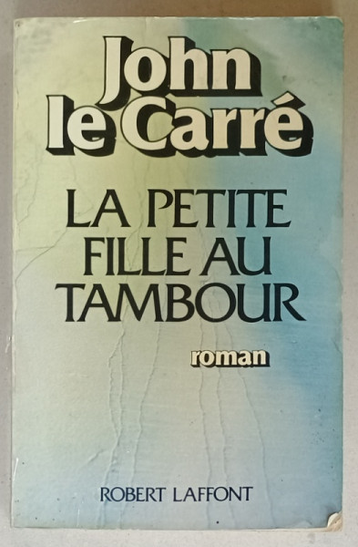 LA PETITE FILLE AU TAMBOUR par JOHN LE CARRE , roman , 1983 , COPERTA CU URME DE UZURA