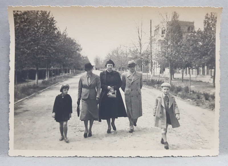 LACUL SARAT , FAMILIE CU DOI COPII PE STRADA , FOTOGRAFIE TIP CARTE POSTALA , MONOCROMA, PE HARTIE MATA , DATATA 1937