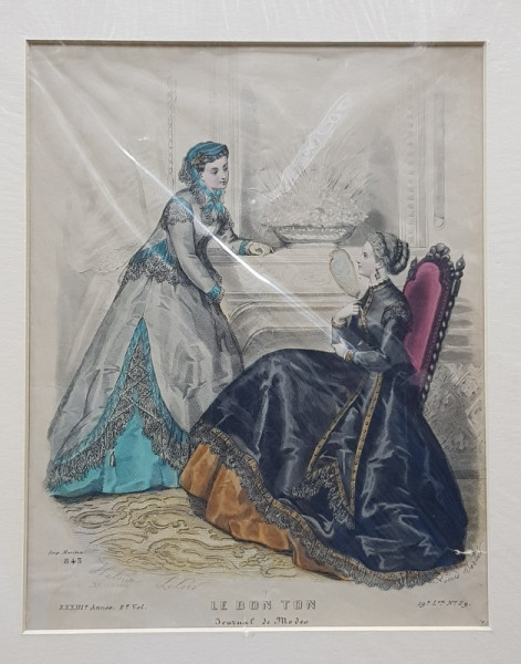 LE BON TON , JURNAL DE MODES , GRAVURA COLORATA MANUAL , DOUA DOAMNE IN TINUTA DE SEARA IN INTERIOR , DATATA 1843