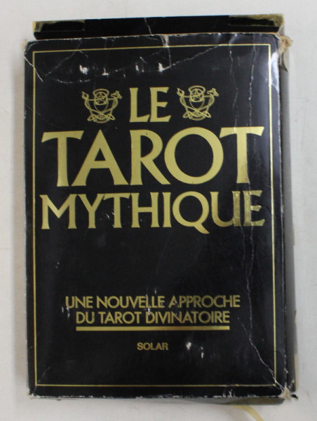 LE TAROT MYTHIQUE - UNE NOUVELLE APPROCHE DU TAROT DIVINATOIRE par JULIET SHARMAN  - BURKE et LIZ GREENE , CONTINE MANUAL EXPLICATIV  SI 78 CARTI DE TAROT IN CASETA *,  1988 , AMBALAJUL DETERIORAT * , INTERIRO IN STARE FOARTE BUNA *