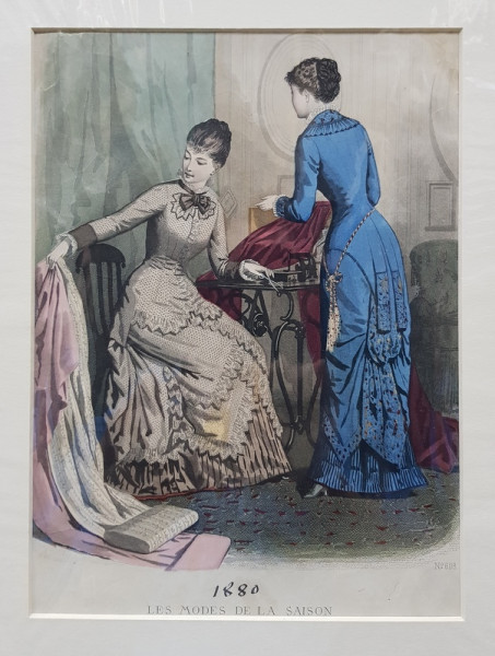 LES MODES DE LA SAISON , GRAVURA COLORATA MANUAL , DOUA DOAMNE IN ROCHIE  ALBA SI ALBASTRA , IN INTERIOR , PENTRU JURNAL DE MODA , DATATA 1880