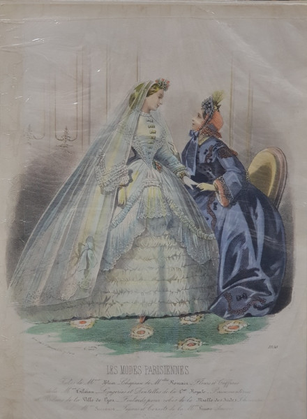 LES MODES PARISIENNES , DOAMNA IN ROCHIE ALBA CU VOAL SI DOAMNA CU ROCHIE ALBASTRA , GRAVURA COLORATA MANUAL PENTRU JURNAL DE MODA , SECOLUL XIX