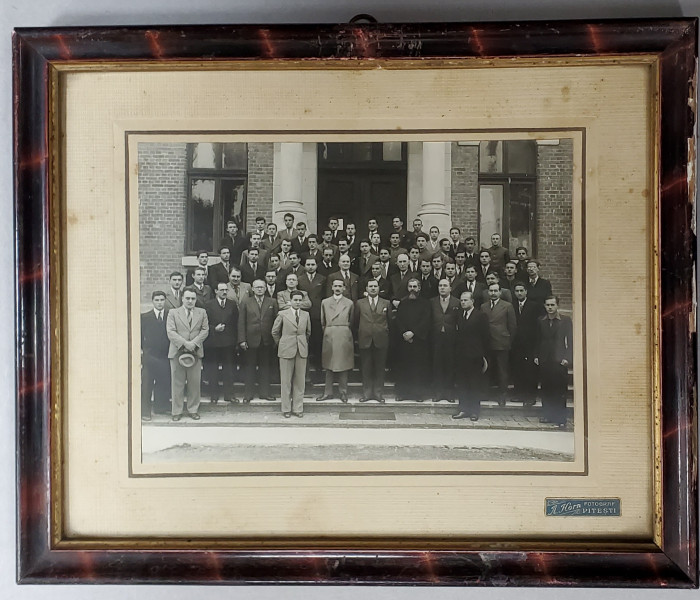 LICEUL ' I.C. BRATIANU ' , PITESTI , CLASA  A VIII - A STIINTICA SI LITERARA , SERIA 1937, FOTOGRAFIE DE GRUP
