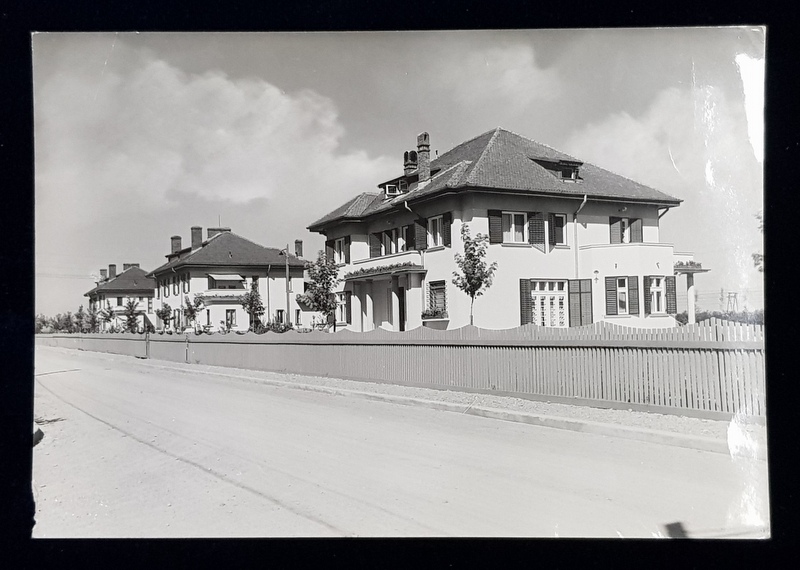 LOCUINTE  NOI  IN COLONIA  RAFINARIEI BRAZI , FOTOGRAFIE DE W. WEISS , MONOCROMA , PERIOADA INTERBELICA  , LIPSA UN MIC FRAGMENT IN COLTUL DIN STANGA JOS *