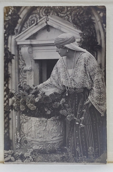 M. S . REGINA  MARIA A ROMANIEI , CULEGAND FLORI IN CURTEA CASTELULUI BRAN , FOTOGRAFIE TIP CARTE POSTALA , STUDIO JULIETTA , 1922