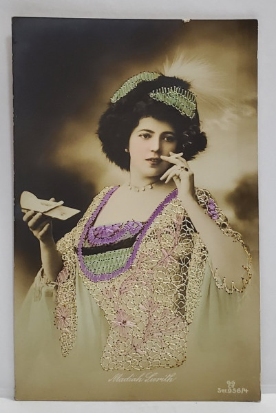 MADIAH SURITH  CU TIGARA ,  CARTE  POSTALA CU CUSATURI DIN FIR DE MATASE , INCEPUTUL SEC. XX