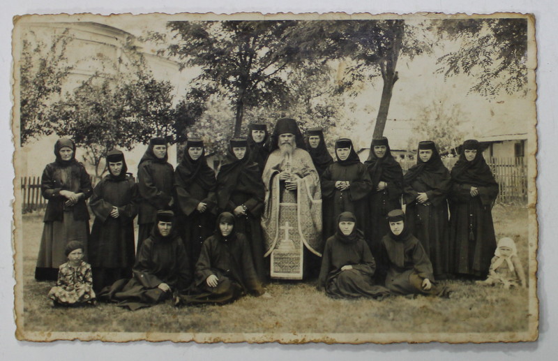 MAICUTE DE LA SCHITUL TROTUSANU , COMUNA MOVILITA , JUDETUL VRANCEA INAINTE DE DESFIINTARE DE CATRE REGIMUL COMUNIST , FOTOGRAFIE DE GRUP , ANII '50