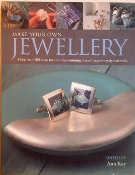 MAKE YOUR OWN JEWELLERY, MORE THAN 100 IDEAS FOR CREATING STUNNING PIECES FROM EVERYDAY MATERIALS de ANN KAY, 2005