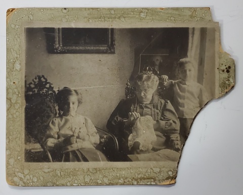 MAMA  CU CELE DOUA FIICE , FOTOGRAFIE IN INTERIOR , INCEPUTUL SEX. XX