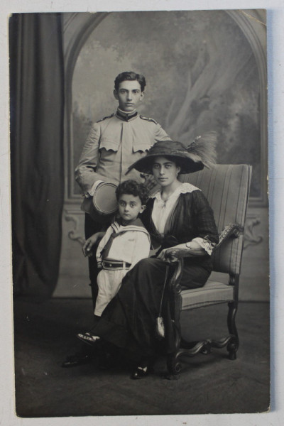 MAMA CU DOI COPII , POZAND IN STUDIO , ASEZATA PE FOTOLIU , FOTOGRAFIE STUDIO JULIETTA , TIP CARTE POSTALA , CIRCULATA , DATATA 1913