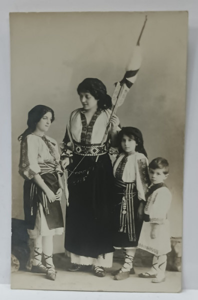 MAMA  CU TREI COPII , IN COSTUME POPULARE , CU FURCA DE TORS , FOTOGRAFIE FORMAT CARTE POSTALA , PERIOADA  INTERBELICA