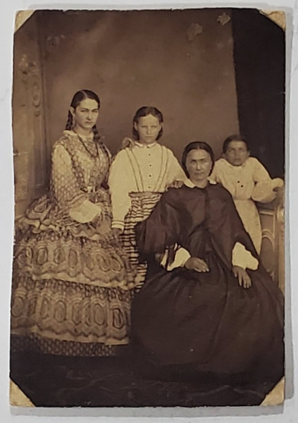 MAMA CU TREI FETE , FOTOGRAFIE SFARSIT DE SECOL XIX