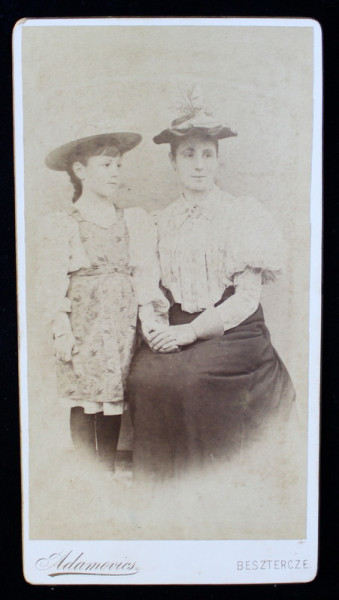 MAMA SI FIICA POZAND IN STUDIO , FOTOGRAFIE TIP CABINET , HARTIE LUCIOASA , LIPITA PE CARTON , CCA. 1900