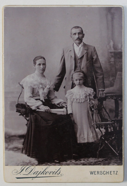 MAMA , TATA SI FETITA POZAND IN STUDIO , FOTOGRAFIE TIP CABINET , MONOCROMA, LIPITA PE CARTON , CCA . 1900