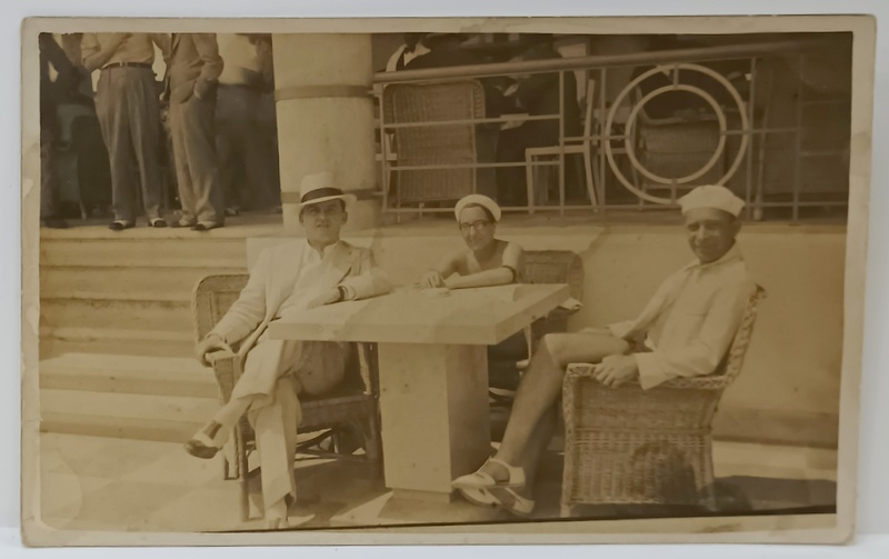 MAMAIA , DOI DOMNI SI O DOAMNA LA TERASA , FOTOGRAFIE FORMAT CARTE POSTALA , PERIOADA INTERBELICA