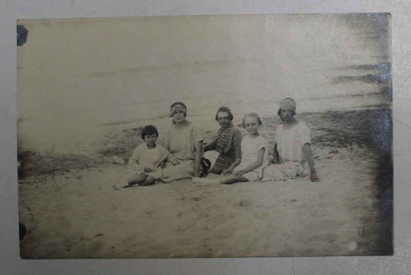 MAME CU COPII PE NISIP , LA MALUL MARII , FOTOGRAFIE TIP CARTE POSTALA , MONOCROMA , NECIRCULATA , DATATA 1924