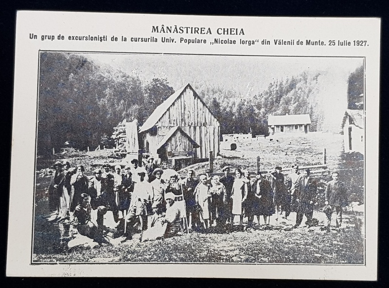 MANASTIREA CHEIA , GRUP DE EXCURSIONISTI DE LA UNIVERSITATEA POPULARA  - NICOLAE IORGA  -  VALENII DE MUNTE , CARTE POSTALA ILUSTRATA , DATATA  1927